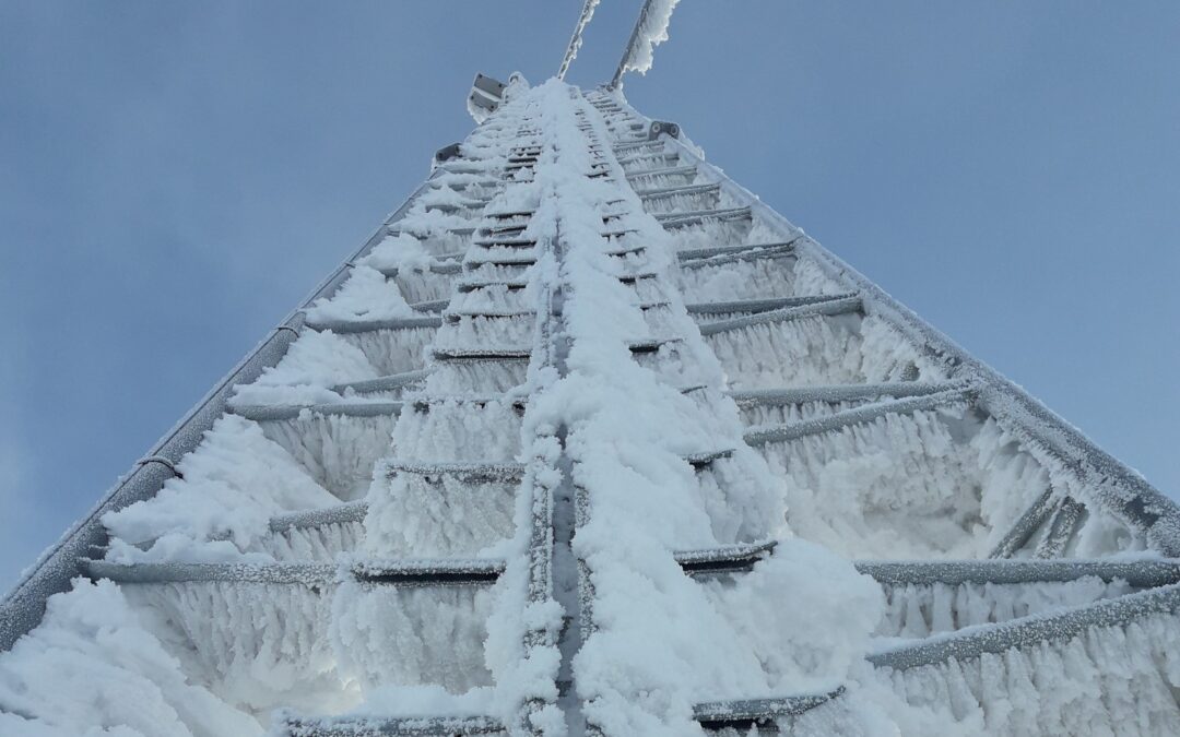 Photo of mast with heavy icing.